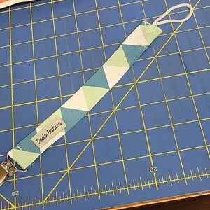 Dodo Babies Geometric Pacifier Clip
